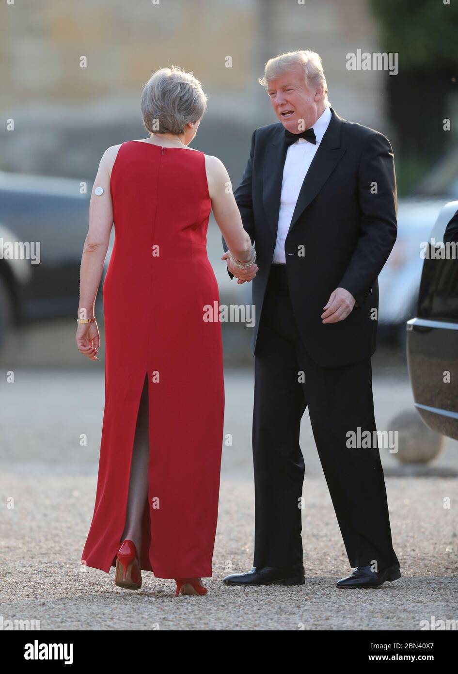 Il presidente Donald J. Trump si scrolla le mani con il primo ministro britannico Theresa May nel cortile di Blenheim Palace durante la visita del presidente americano Do Foto Stock