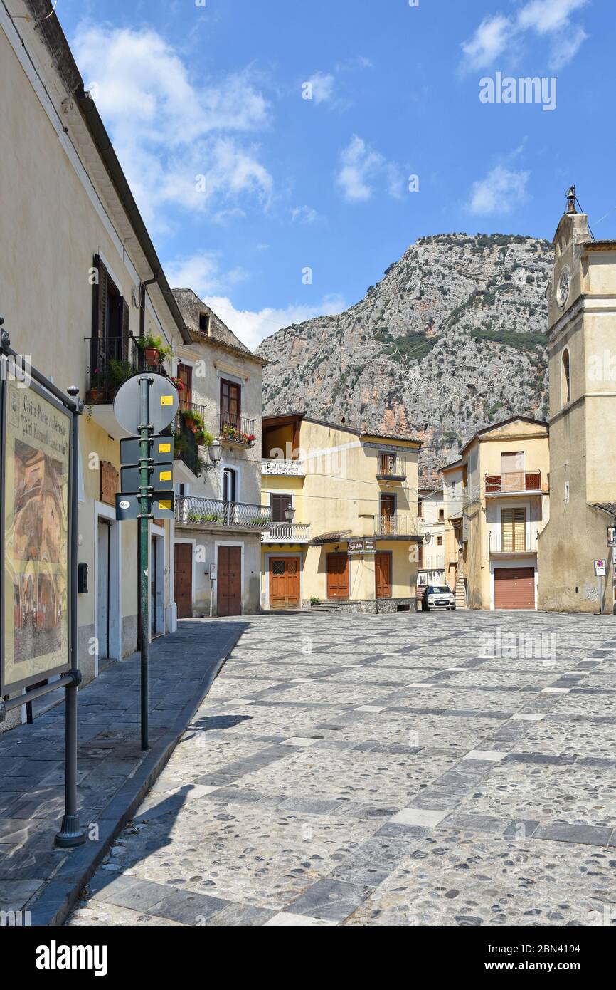 Una piazza nel centro storico di un villaggio in provincia di Cosenza. Foto Stock