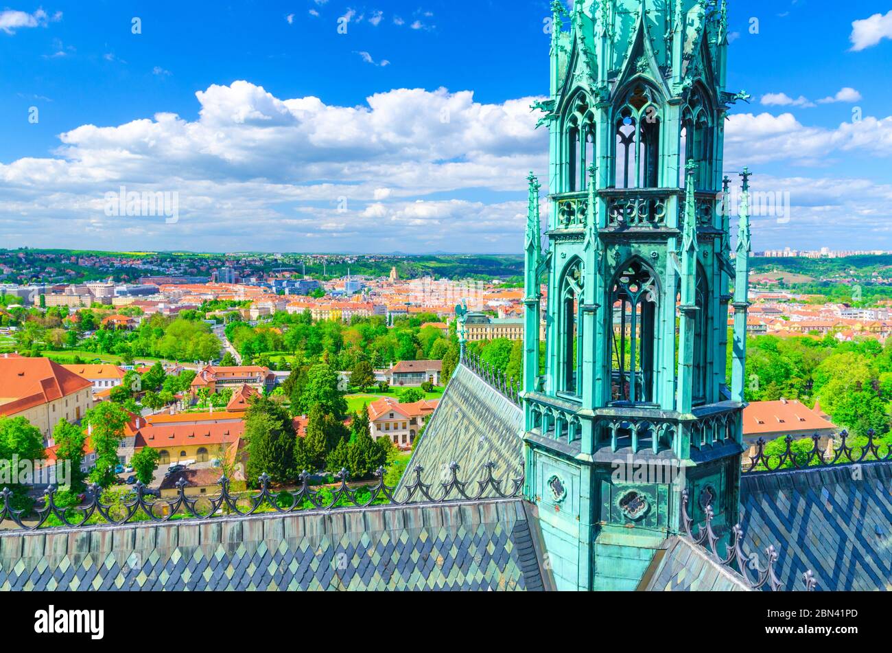 Vista aerea superiore del Giardino reale di Praga e del tetto e guglia della cattedrale di San Vito, cielo blu bianco nuvole sfondo, Boemia, Repubblica Ceca Foto Stock