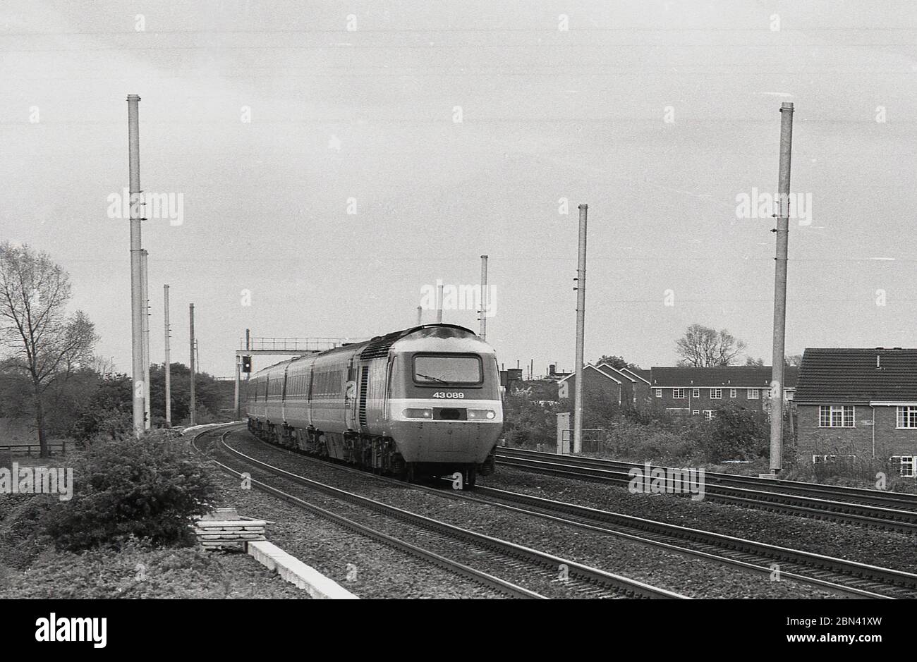 1987, East Coast Main line (ECML) un treno pendolare su un tracciato elettrificato di recente, Yorkshire, Inghilterra, Regno Unito. Costruita nel 1840 che collega King Cross di Londra a Edimburgo in Scozia, la linea è una rete di trasporto chiave. Negli anni '1960 la trazione diesel-elettrica sostituì i motori a vapore, e poi negli anni '1980 l'intera linea fu elettrificata con l'introduzione di treni Intercity ad alto spazio. Foto Stock