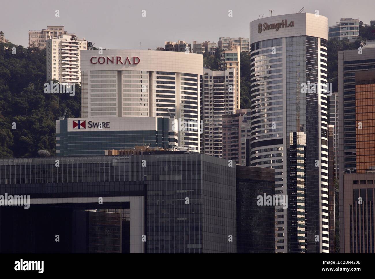 Hong Kong, CINA. 11 maggio 2020. Immagine di CONRAD ( hotel ) e SHANGRI-LA ( hotel ) sull'Isola di Hong Kong come visto dalla Penisola di Kowloon.( FILE ) Maggio-12, Hong Kong.ZUMA/Liau Chung-ren Credit: Liau Chung-ren/ZUMA Wire/Alamy Live News Foto Stock