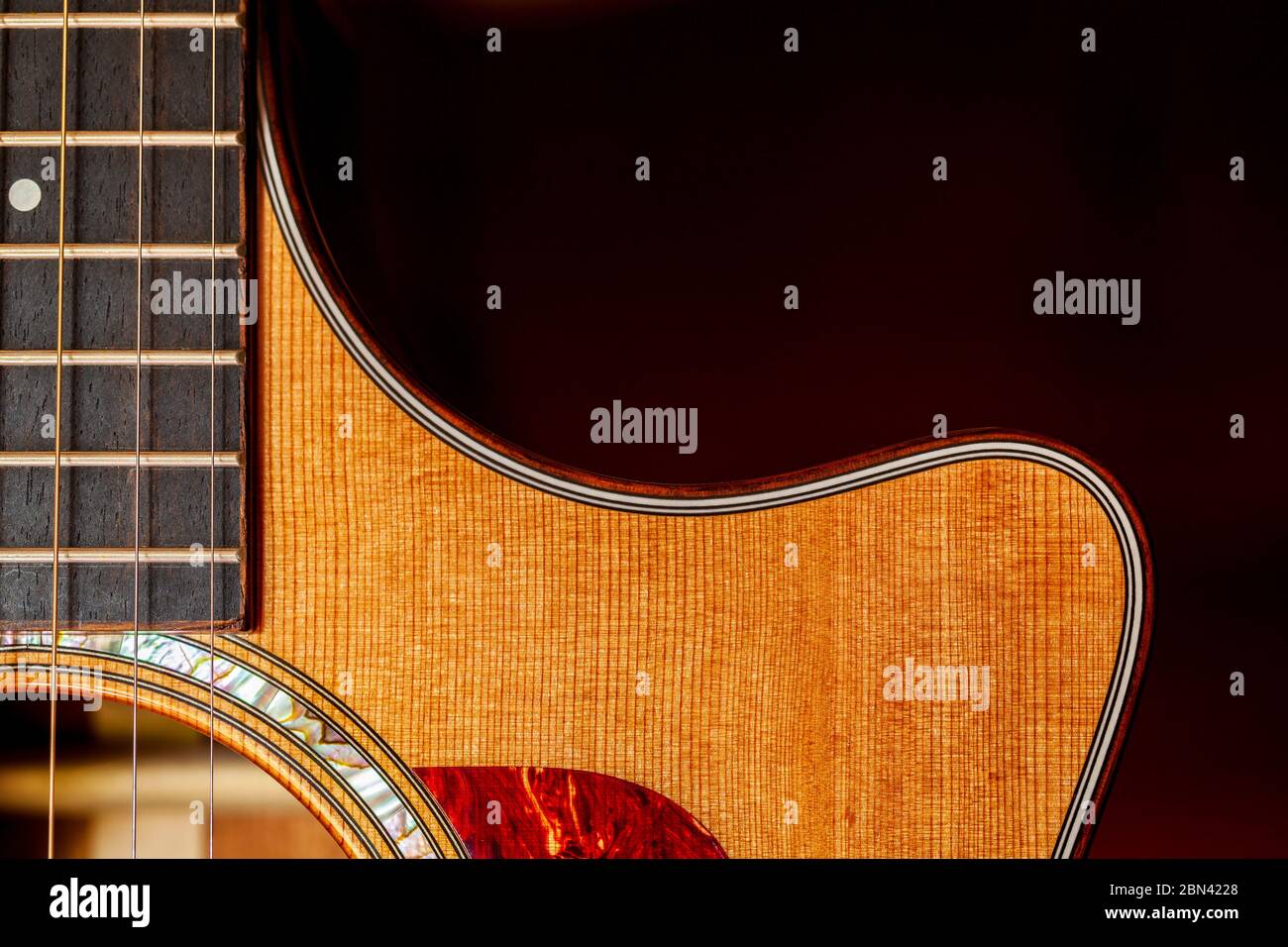 Dettaglio di una chitarra acustica, di una tastiera e di archi Foto Stock