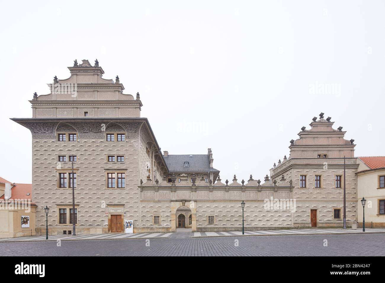 Elevazione frontale della grande facciata presa dalla piazza del castello. Palazzo Schwarzenberg , Palazzo Lobkowicz, Praga, Repubblica Ceca. Architetto: Agostino Foto Stock