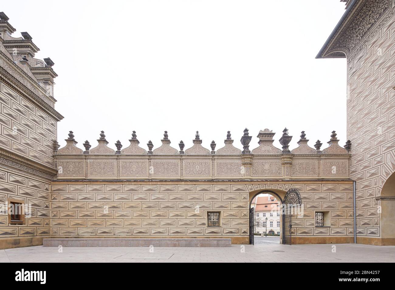 Cortile che si affaccia attraverso il cancello per la piazza. Palazzo Schwarzenberg , Palazzo Lobkowicz, Praga, Repubblica Ceca. Architetto: Agostino Galli, 1567 Foto Stock