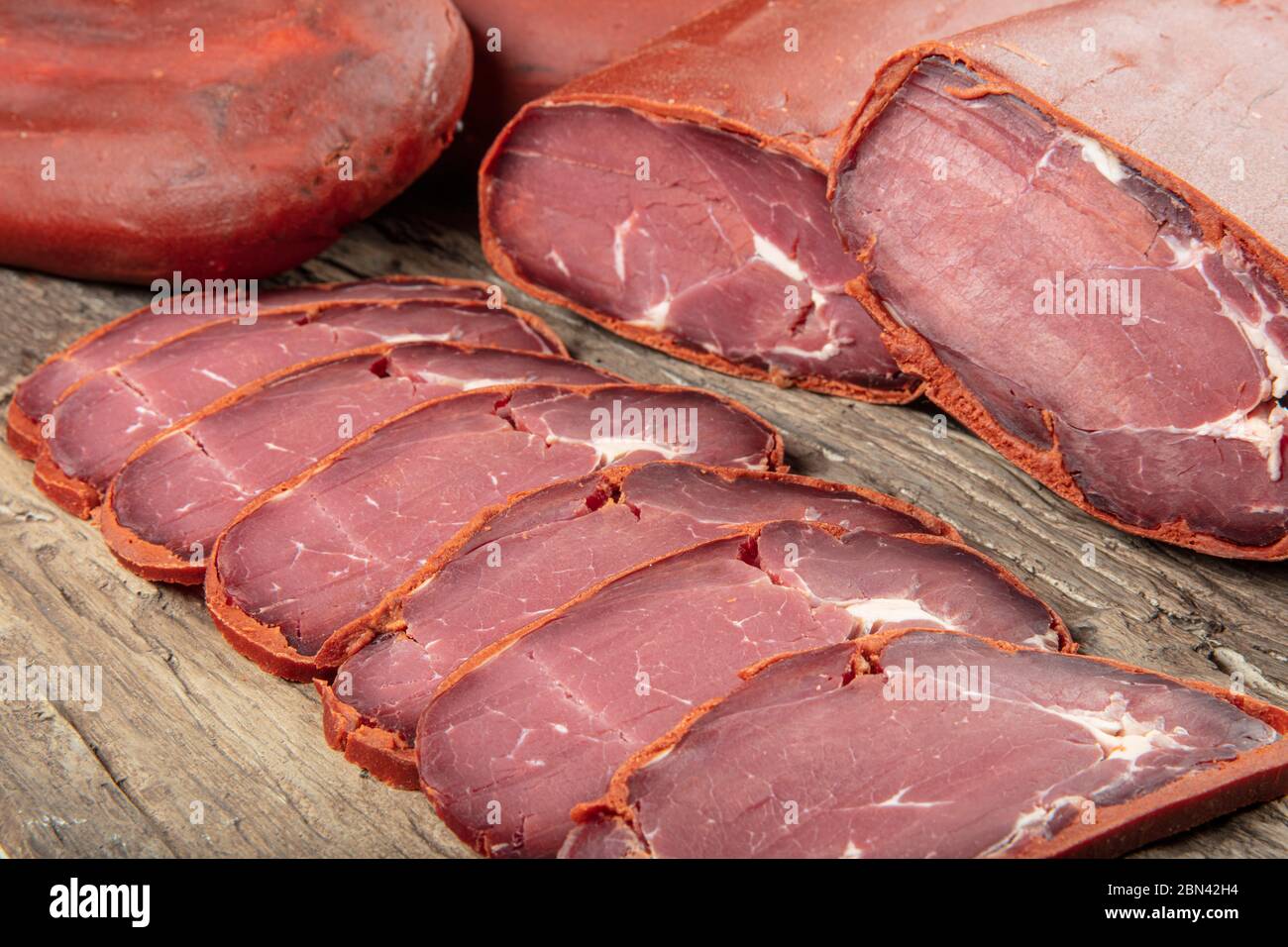 Pastrami di pancetta turca, pastirma a fette di manzo o pastrami turco è noto come carne secca. Foto Stock