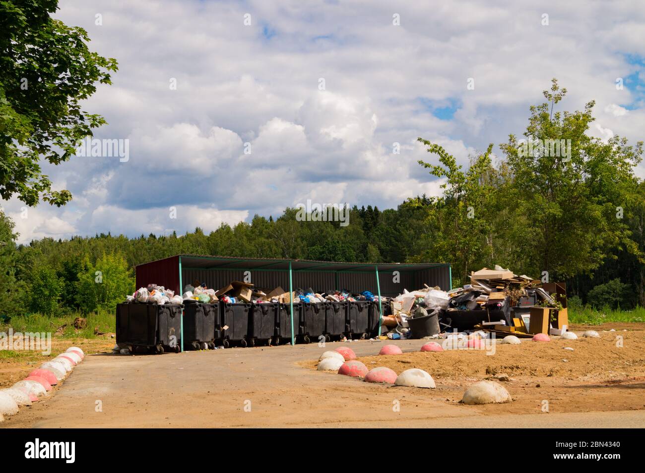 Odinzovo, Regione di Mosca / Russia – 9 luglio 2019: I contenitori di rifiuti in eccesso indicano problemi con il programma di gestione dei rifiuti della Russia´s. Foto Stock