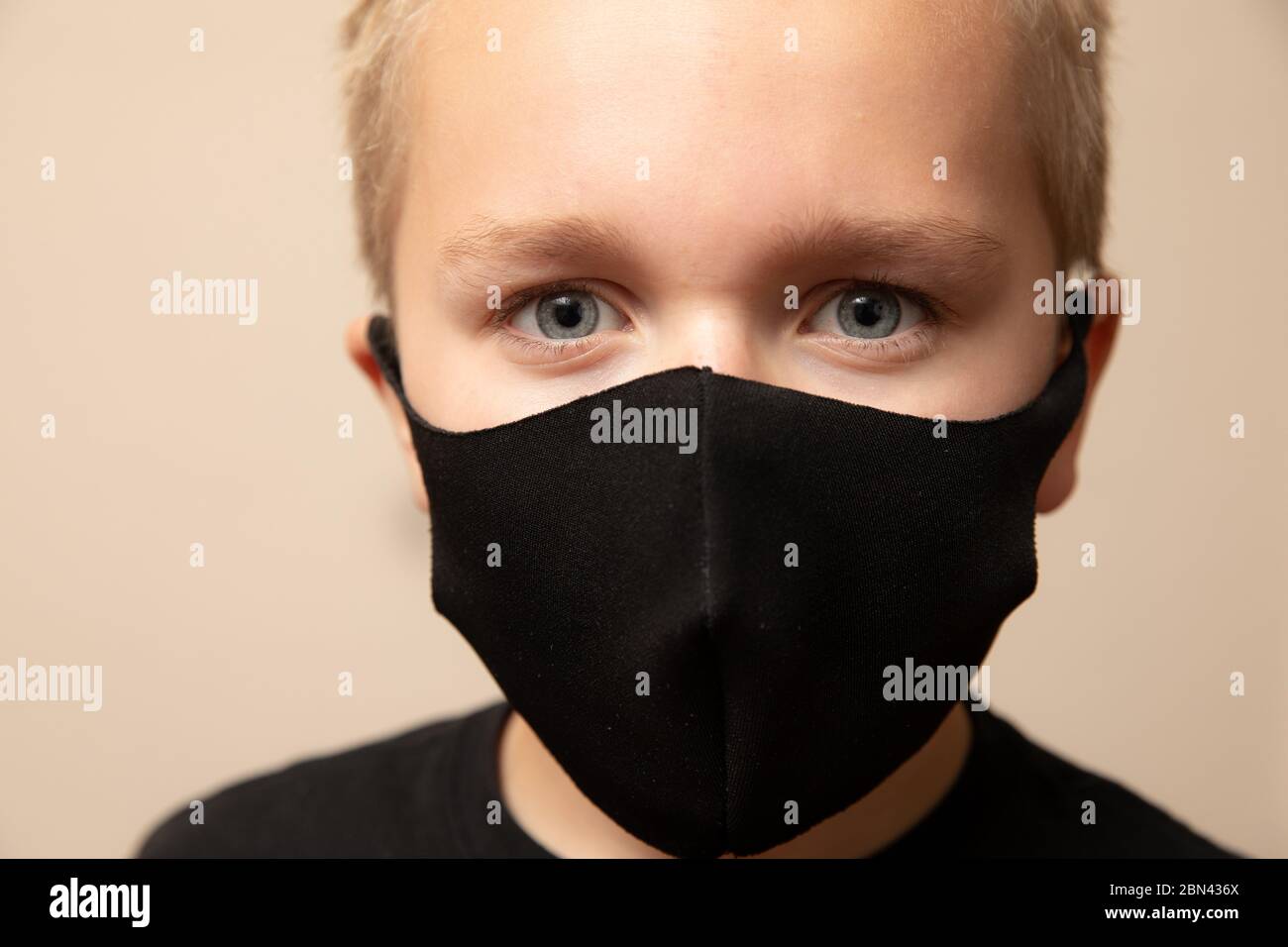 ragazzo giovane facendo la sua parte per appiattire la curva Foto Stock