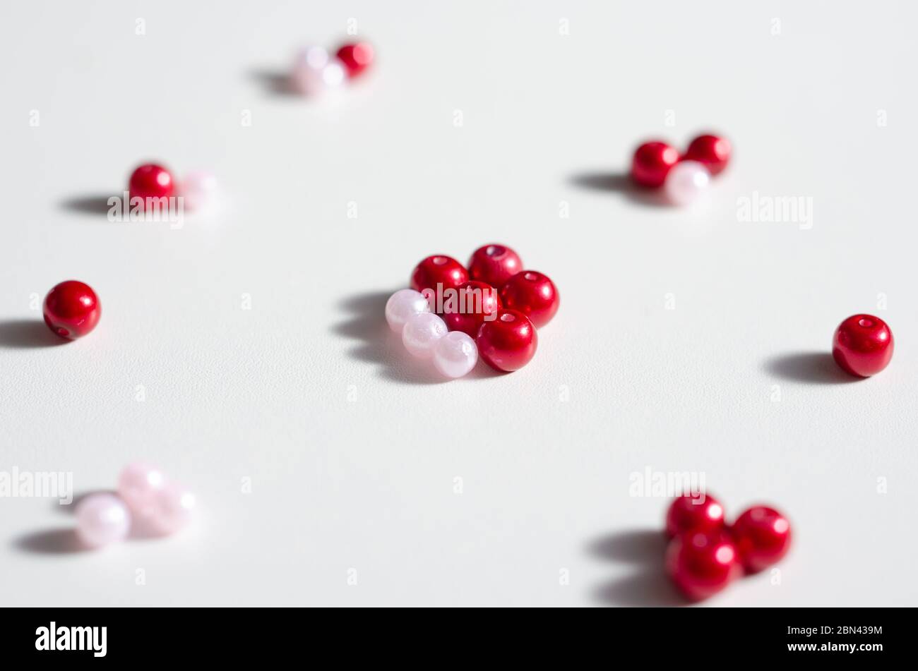 Palline di plastica giocattolo che rappresentano il concetto di gruppo di persone di distanza sociale o di vicinanza . Organizzare gruppi di persone in pubblico dopo il lievito Foto Stock