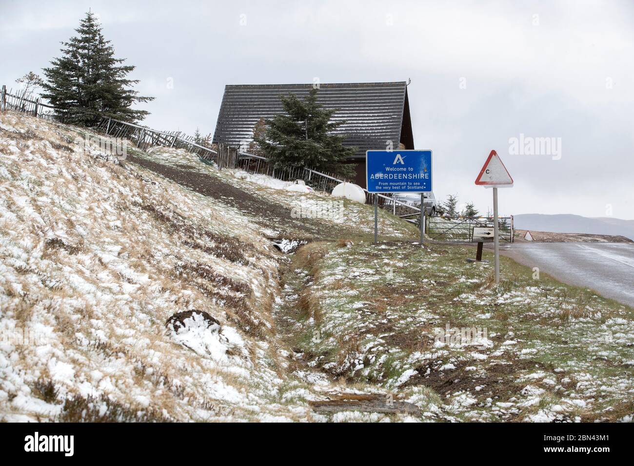 Neve lungo la A939 presso il Lecht Ski Center di Aberdeenshire, mentre il tempo della vinicoltura ha fatto ritorno nelle Highlands scozzesi. Foto Stock