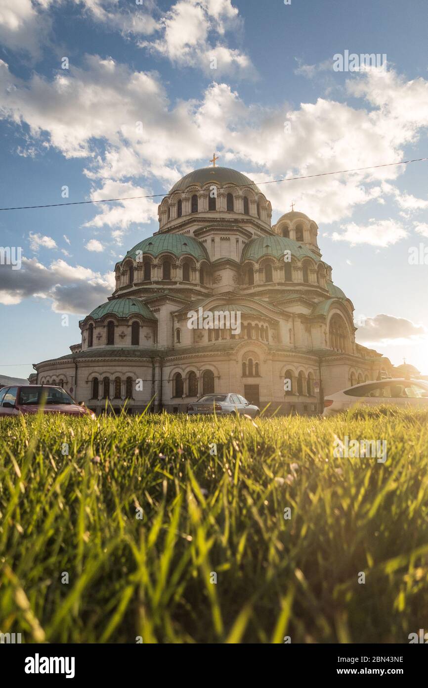 SOFIA, BULGARIA - 2 APRILE 2018: Al tramonto la Cattedrale Alexander Nevsky di Sofia Bulgaria. La cattedrale ortodossa bulgara è stata Foto Stock