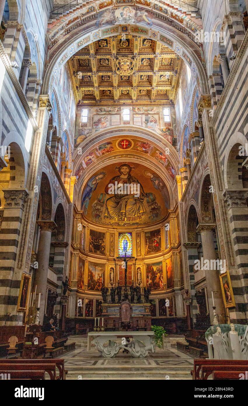 L'interno e l'altare della Cattedrale di Pisa, con ricche immagini d'oro, decorazioni interne e colonne, a Pisa Foto Stock