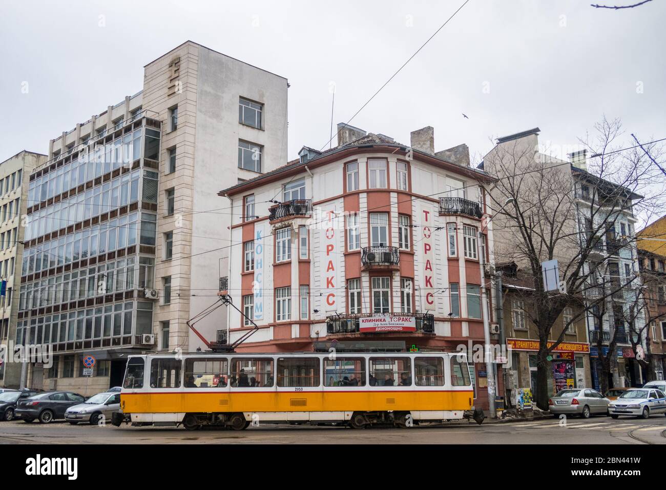 SOFIA, BULGARIA - 26 MARZO 2018: Edifici e tram a Sofia durante il giorno. La gente può essere vista. Foto Stock