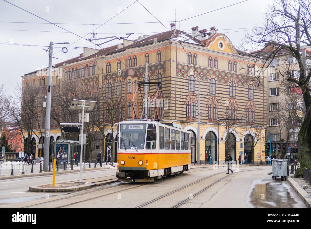 SOFIA, BULGARIA - 26 MARZO 2018: Edifici e tram a Sofia durante il giorno. La gente può essere vista. Foto Stock
