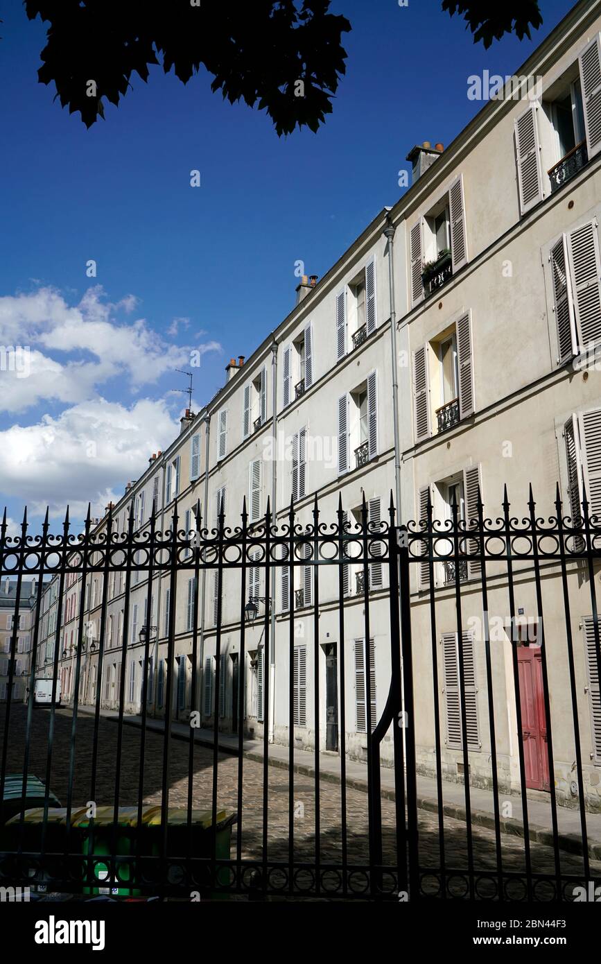 Le case della classe operaia del XIX secolo si allineano al Passage d'Enfer in Montparnasse District.Paris.France Foto Stock