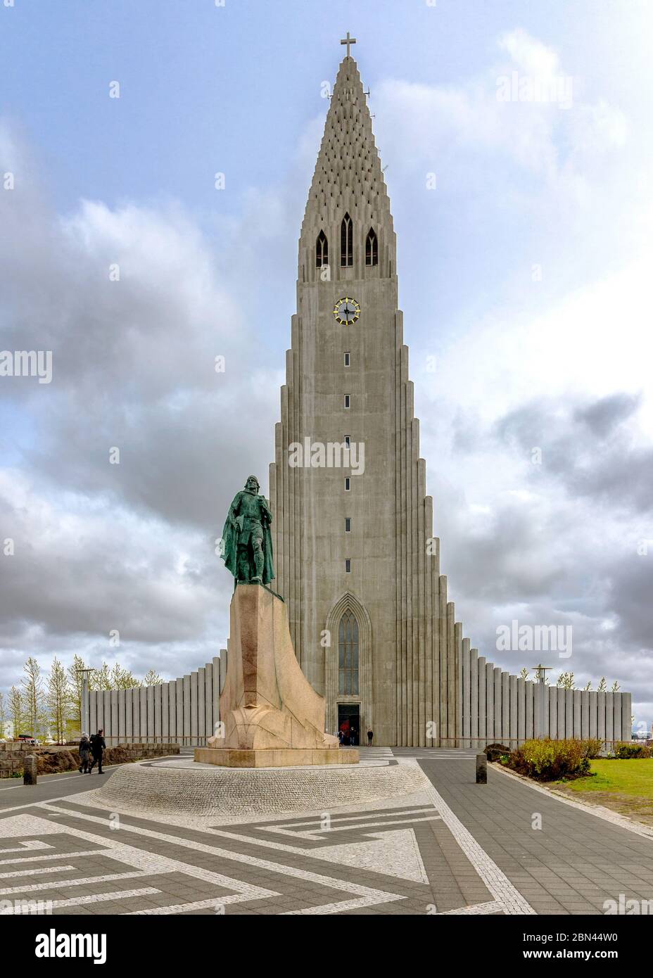 La chiesa di Hallgrimskirkja con la statua di Leif Erikson a Reykjavik, Islanda Foto Stock