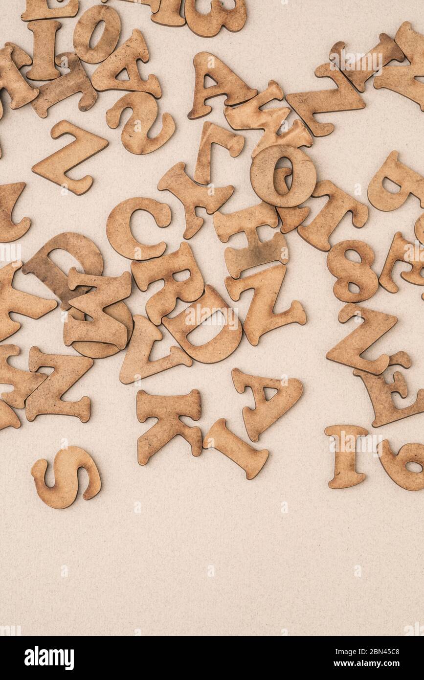 closeup alfabeti di legno intagliato come sfondo con spazio copia Foto Stock