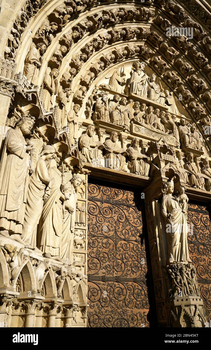 Statue di San e il Giudizio universale decoravano il Portale Centrale di Cattedrale di Notre-Dame de Paris. Paris. Francia Foto Stock