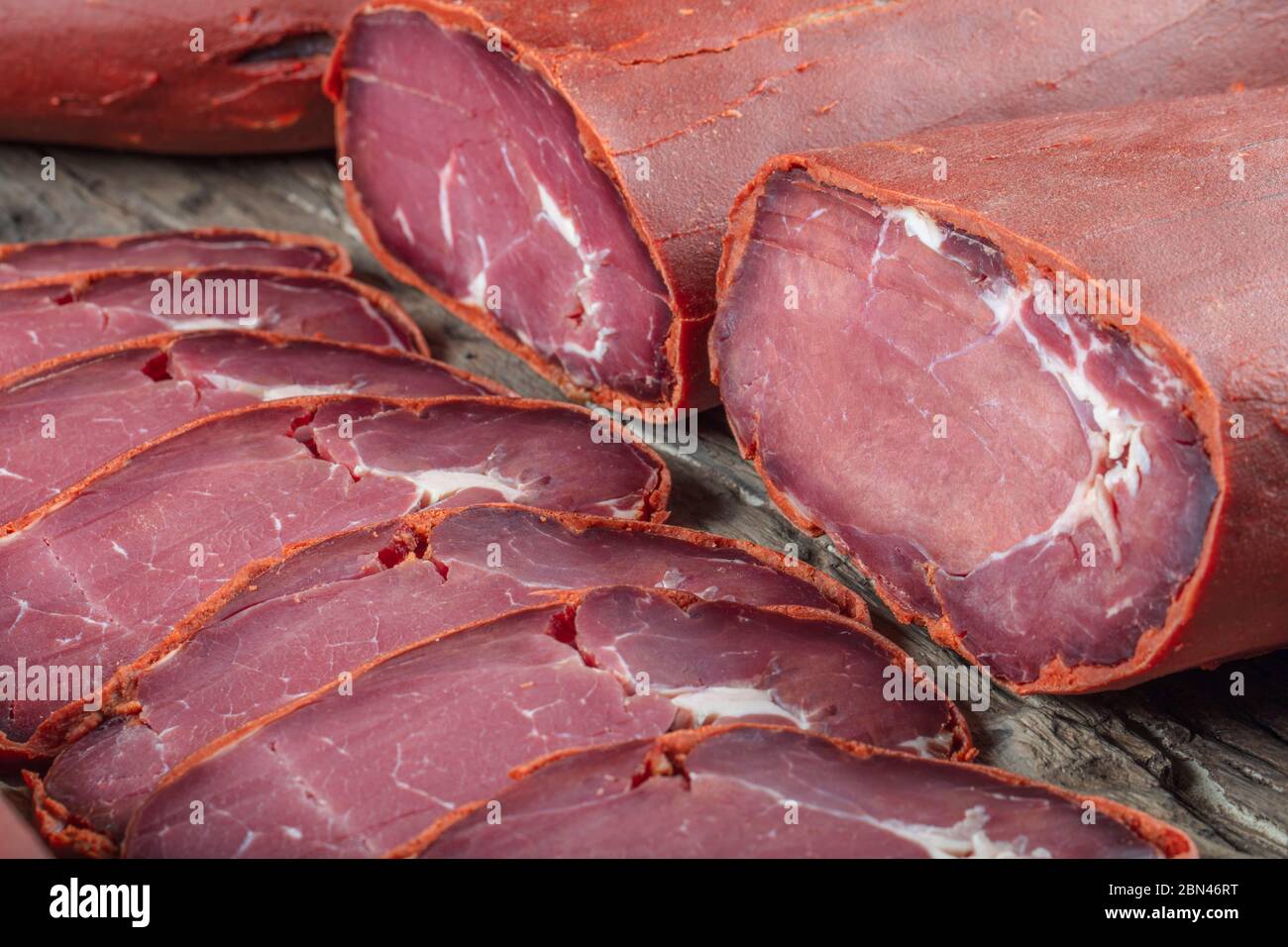 Pastrami di pancetta turca, pastirma a fette di manzo o pastrami turco è noto come carne secca. Foto Stock