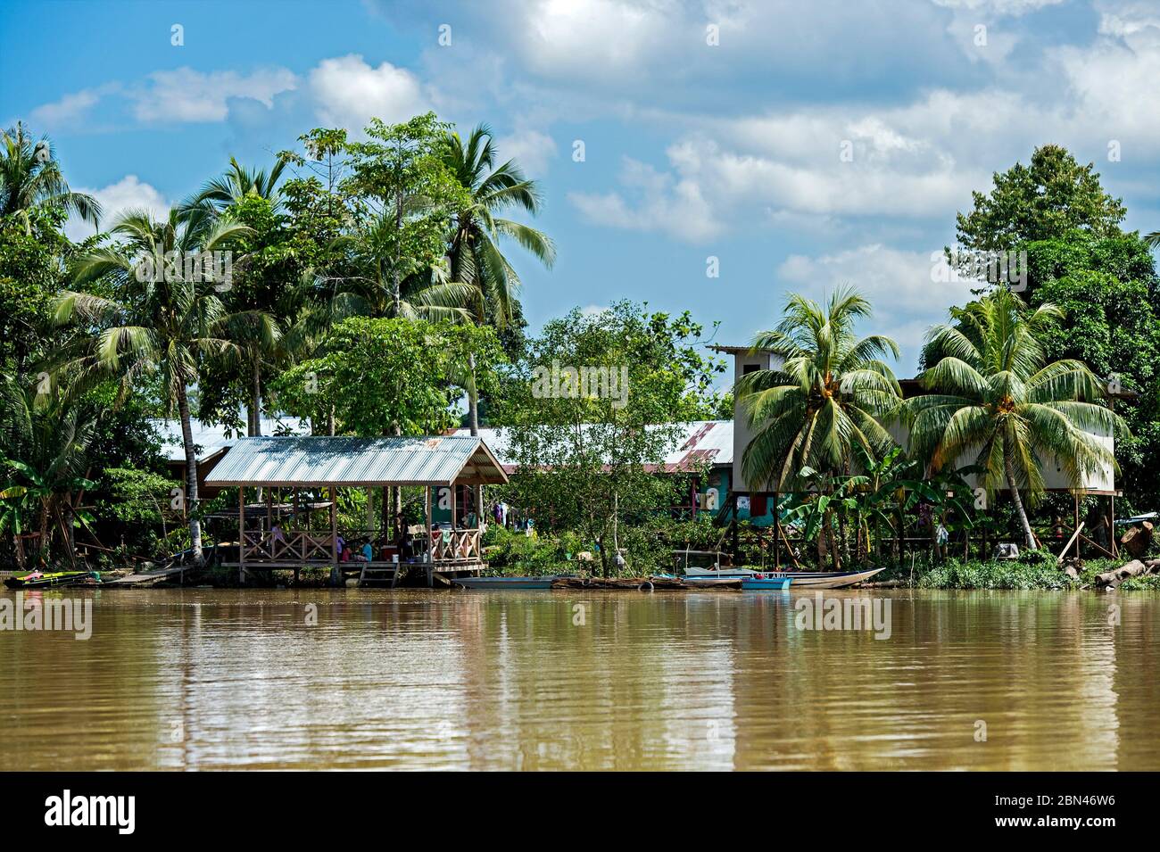 Abai villaggio sul lato del fiume Kinabatangan, Kinabatangan fiume alluvione pianura, Sabah, Borneo, Malesia Foto Stock