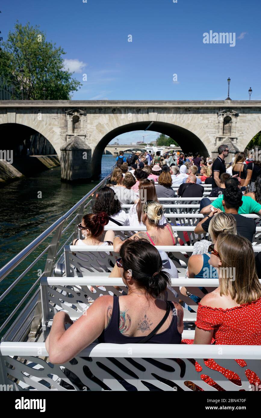 I turisti sul fiume Bateaux-Mouches Senna tour crociere in barca sul fiume Senna con Pont Marie ponte in background.Paris.France Foto Stock