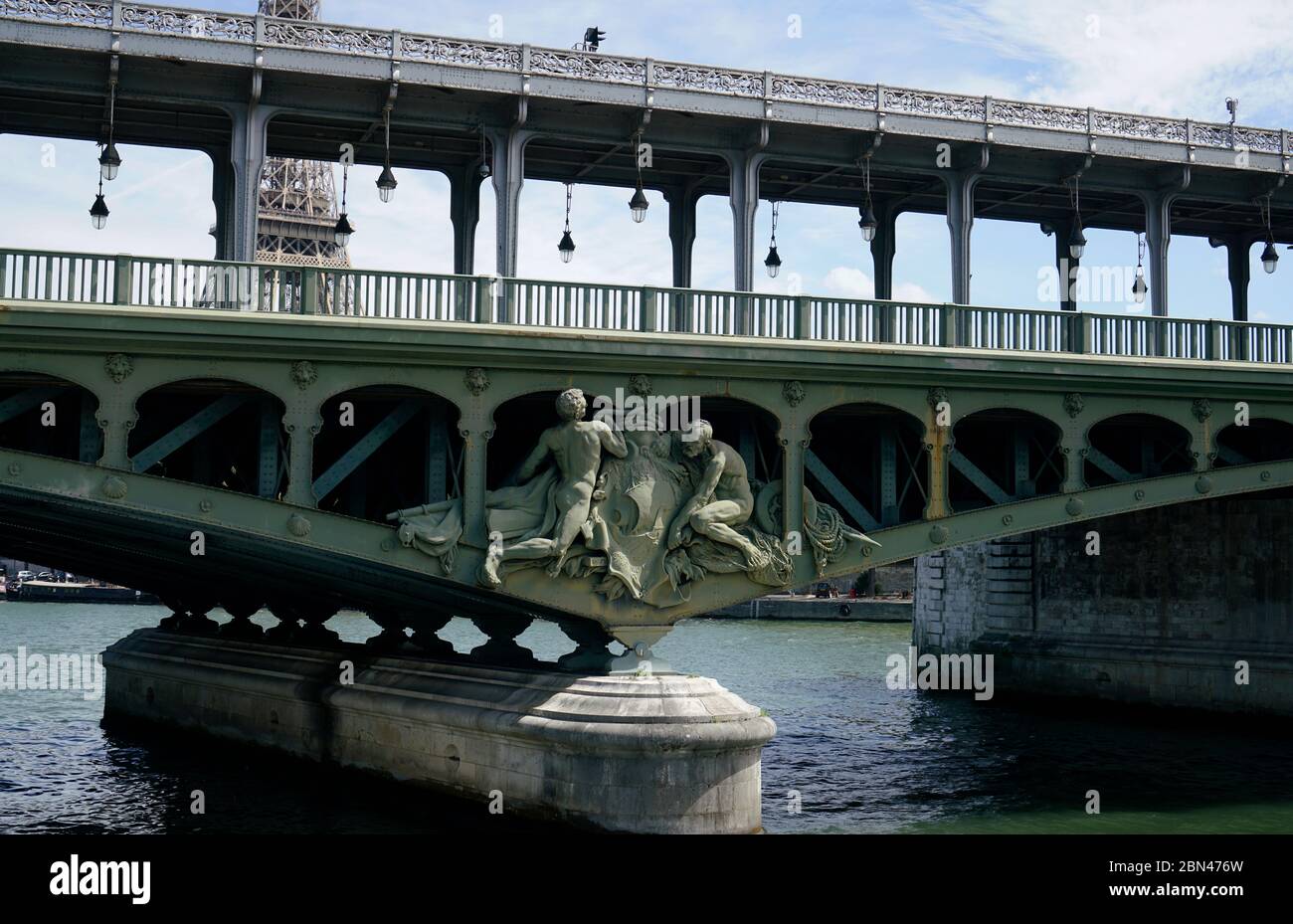 Pont de Bir-Hakeim ponte sulla Senna con la Torre Eiffel Sullo sfondo.Paris.France Foto Stock