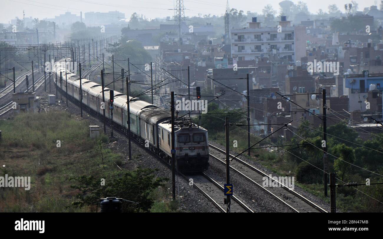(200512)-- Nuova Delhi, 12 maggio 2020 (Xinhua)-- una vista di un treno che parte da Nuova Delhi a Dibrugarh il 12 maggio 2020. Il servizio ferroviario passeggeri è ripreso in parte in India martedì dopo 51 giorni. Il servizio ferroviario passeggeri è stato sospeso in India il 22 marzo, a seguito dello scoppio del COVID-19. (Xinhua/Stringer) credito: Xinhua/Alamy Live News Foto Stock