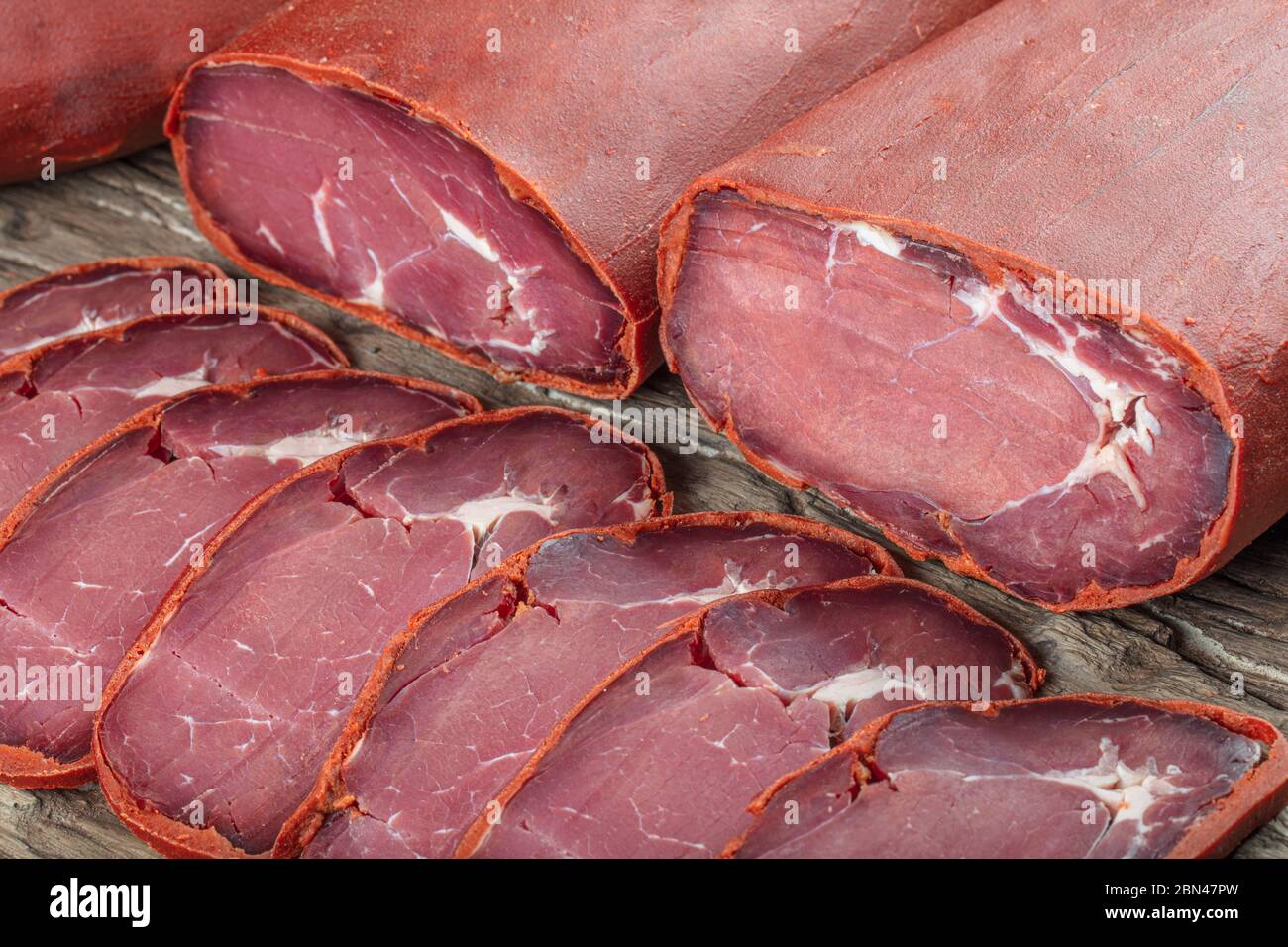 Pastrami di pancetta turca, pastirma a fette di manzo o pastrami turco è noto come carne secca. Foto Stock