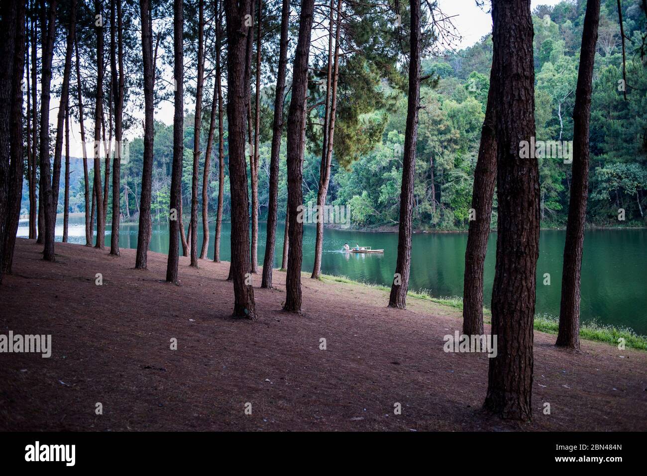 Pescatori al lago Pang Ung, Mae Hong Son Thailandia. Foto Stock