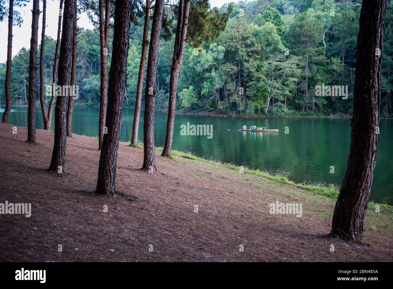 Pescatori al lago Pang Ung, Mae Hong Son Thailandia. Foto Stock