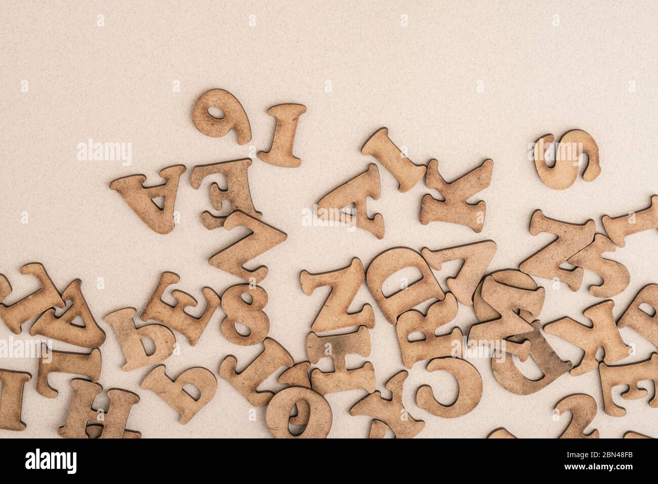 closeup alfabeti di legno intagliato come sfondo con spazio copia Foto Stock