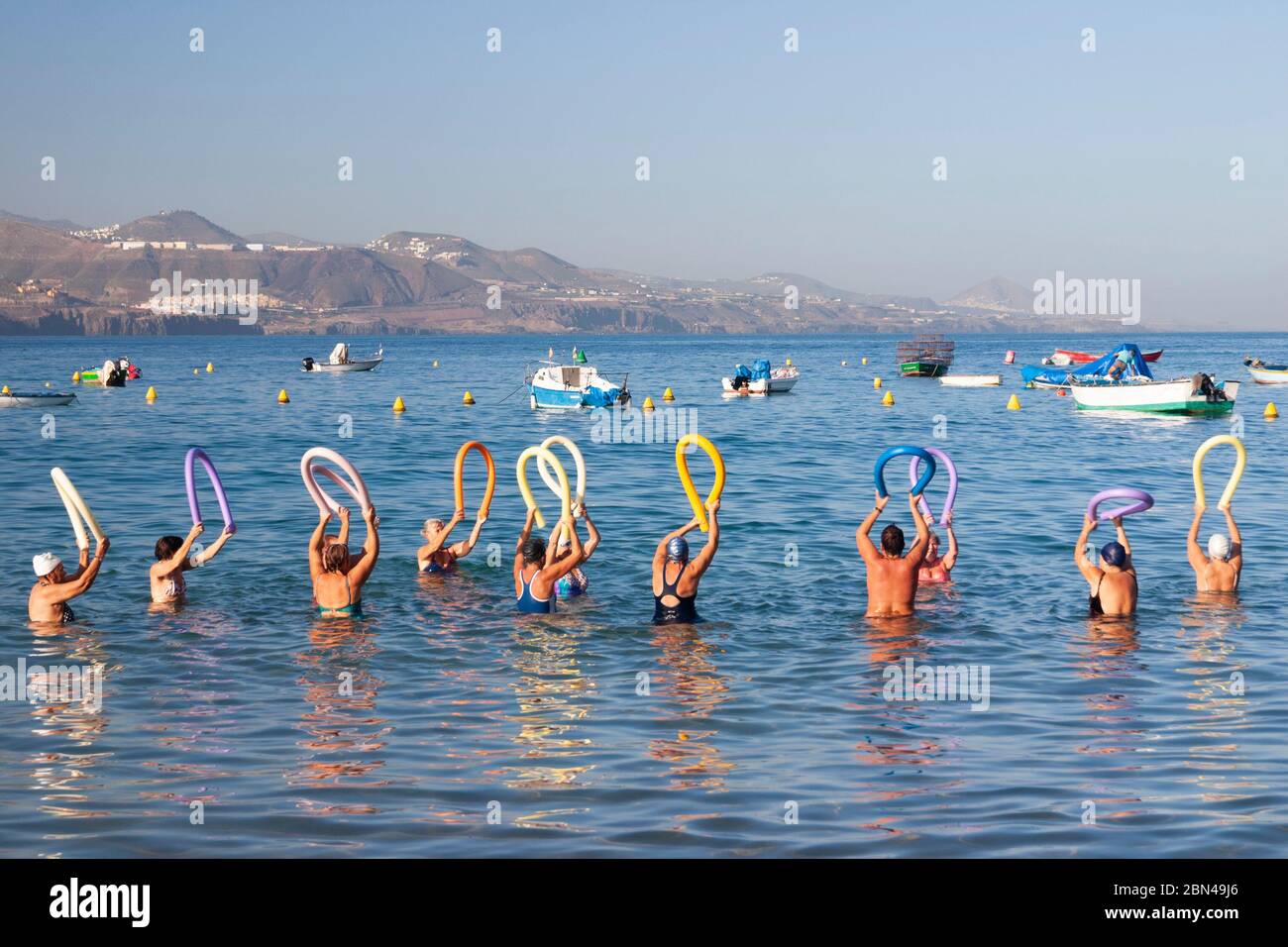 Le donne pensionate che fanno aerobica in acqua in Spagna. Foto Stock