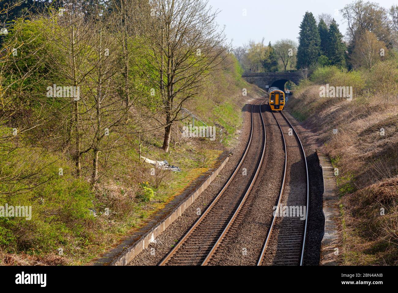 Un treno passeggeri si avvicina alla stazione ferroviaria di Chirk, nel Galles del Nord-Est Foto Stock