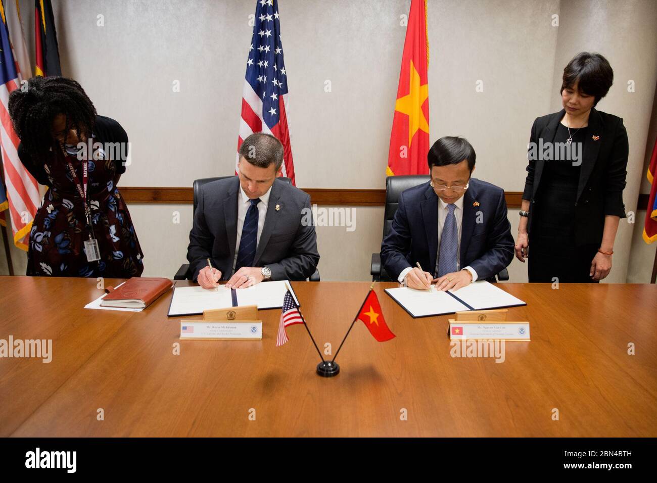 Fotografia storica di CBP Commissario Kevin K. McAleenan: U.S delle dogane e della protezione delle frontiere il Commissario facente funzione Kevin McAleenan segni di un memorandum di intesa con il direttore generale Nguyen Van può, Dipartimento Generale del Vietnam doganale, il 31 maggio 2017, presso la sede centrale di CBP in Washington, DC. Foto Stock