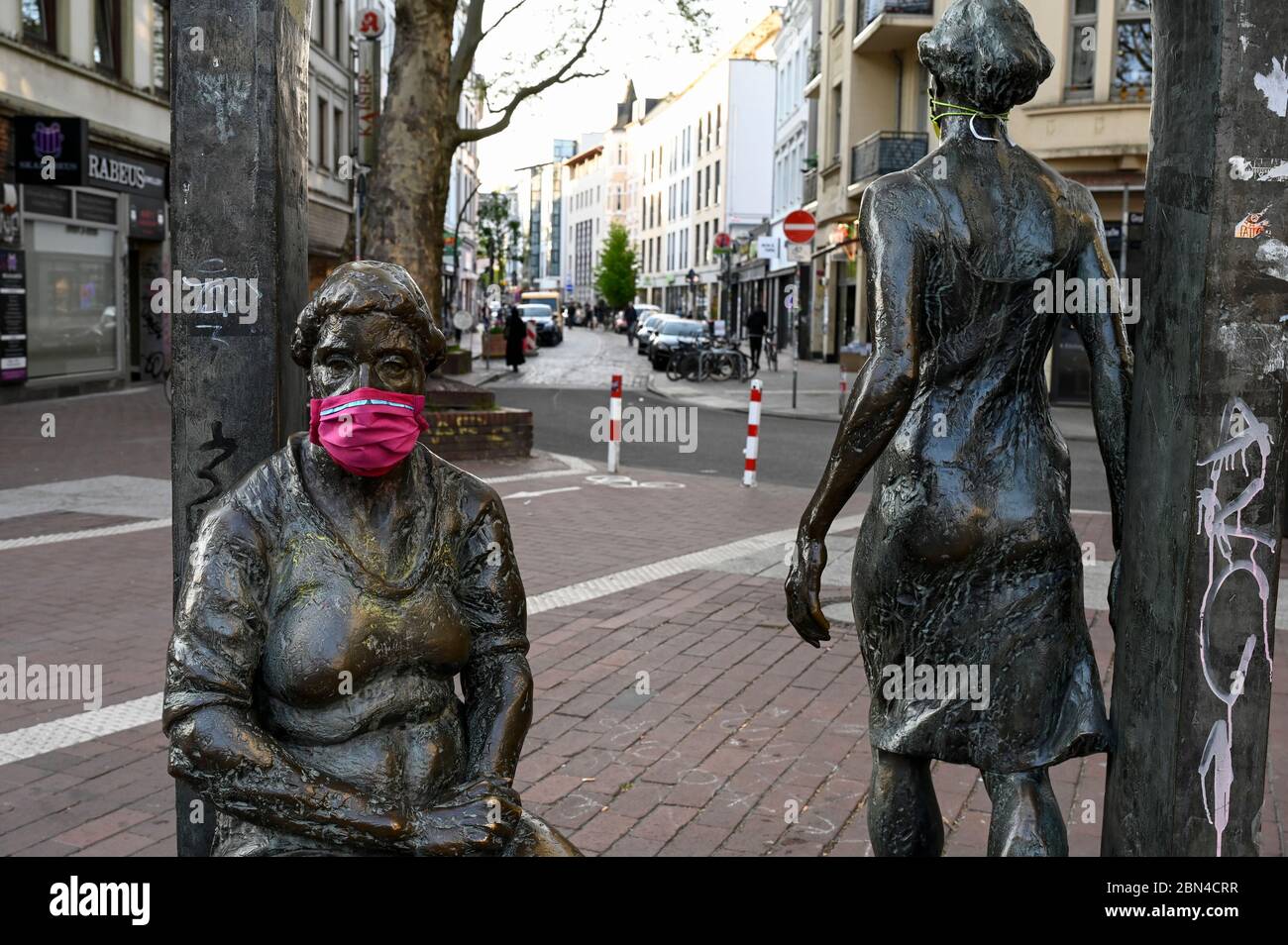 GERMANIA, Amburgo, Ottensen, Corona Virus, COVID-19 , Ottenser Torbogen, scultura di due donne dell'artista Doris Waschk-Balz , qualcuno ha messo una maschera protettiva per proteggerle da Covid-19 Foto Stock