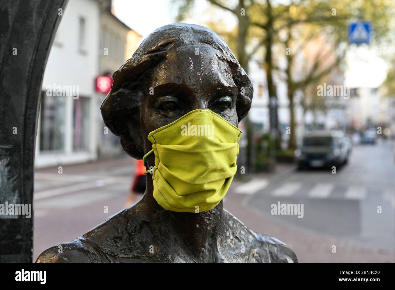 GERMANIA, Amburgo, Ottensen, Corona Virus, COVID-19 , Ottenser Torbogen, scultura di due donne dell'artista Doris Waschk-Balz , qualcuno ha messo una maschera protettiva per proteggerle da Covid-19 Foto Stock