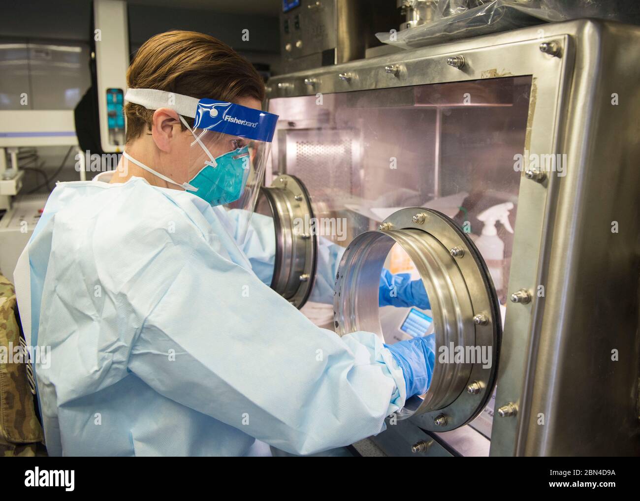 Joyce Avedisian, 14° responsabile della scienza medica nucleare del team di supporto civile, si prepara a testare i campioni dei pazienti per COVID-19 in un sistema di laboratorio analitico veicolo parcheggiato al di fuori del Charter Oak Family Health Center a Hartford, Connecticut, 24 aprile 2020. Il 14° team di supporto civile della Guardia Nazionale del Connecticut sta lavorando in collaborazione con il laboratorio statale del Connecticut Department of Public Health per testare campioni da 70 a 80 pazienti al giorno in varie sedi dello stato. (STATI UNITI Foto della Guardia Nazionale aerea dello staff Sgt. Steven Tucker) Foto Stock