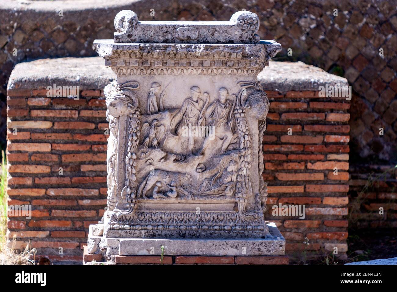 Colonna in marmo del Teatro di Ostia, anfiteatro romano, Ostia Antica, Ostia, Italia Foto Stock