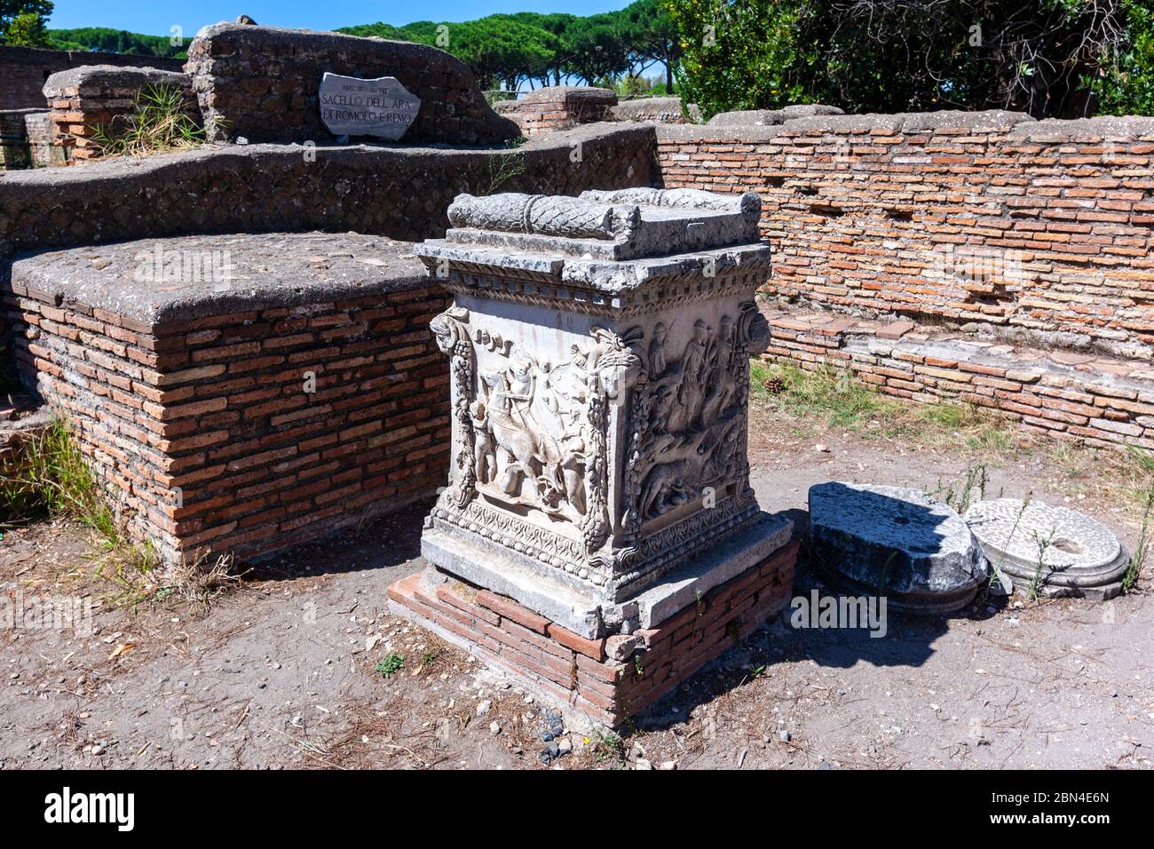 Colonna in marmo del Teatro di Ostia, anfiteatro romano, Ostia Antica, Ostia, Italia Foto Stock