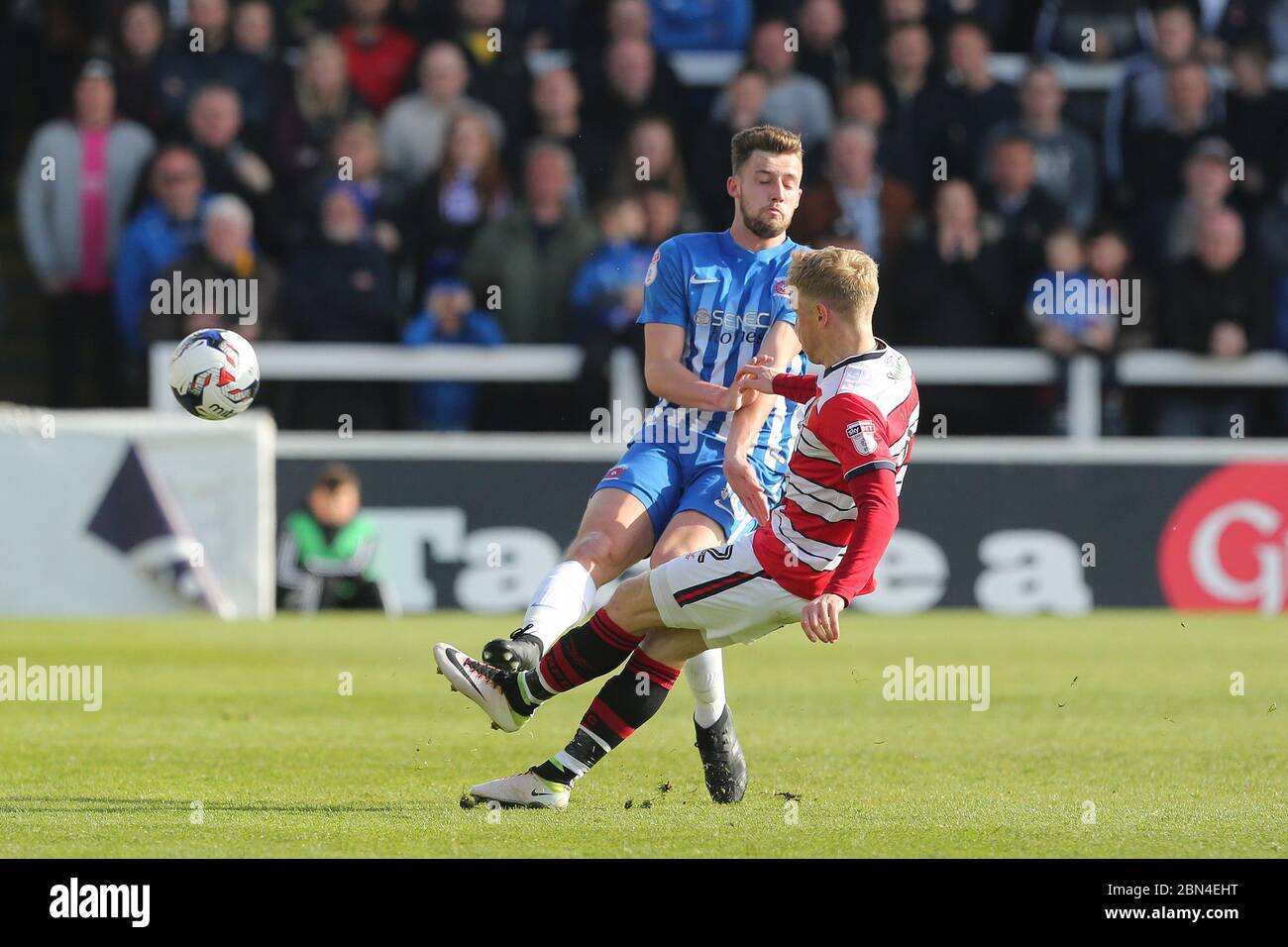 HARTLEPOOL, INGHILTERRA - Craig Alcock di Doncaster Rovers passa downfield dopo Hartlepool United's Lewis Hawkins durante la partita SKY Bet League 2 tra Hartlepool United e Doncaster Rovers a Victoria Park, Hartlepool sabato 6 maggio 2017 (Credit: Mark Fletcher | MI News) Foto Stock