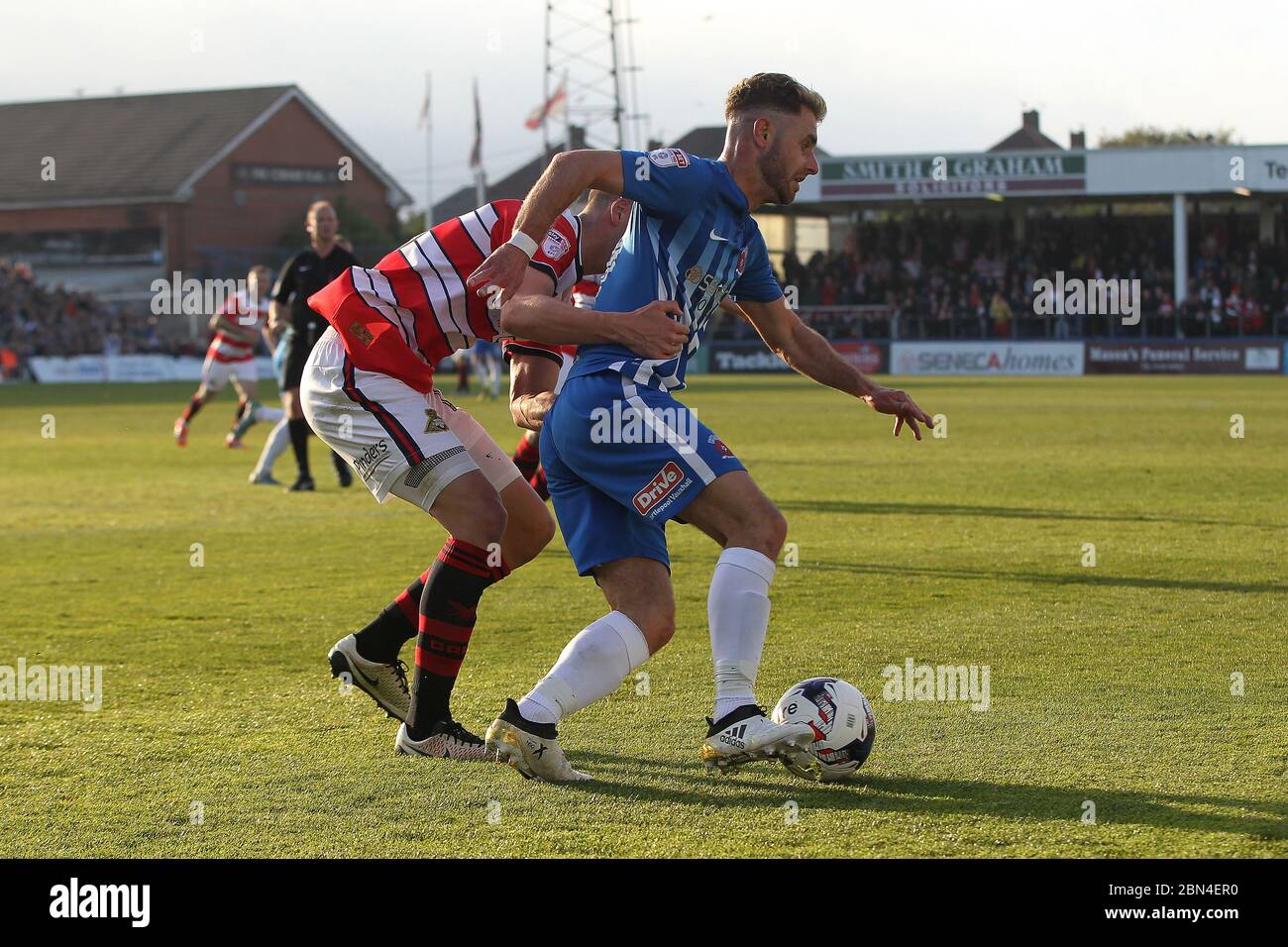 HARTLEPOOL, INGHILTERRA - Nicky Deverdics di Hartlepool si è Unito in azione con Craig Alcock di Doncaster Rovers durante la partita SKY Bet League 2 tra Hartlepool United e Doncaster Rovers a Victoria Park, Hartlepool sabato 6 maggio 2017 (Credit: Mark Fletcher | MI News) Foto Stock