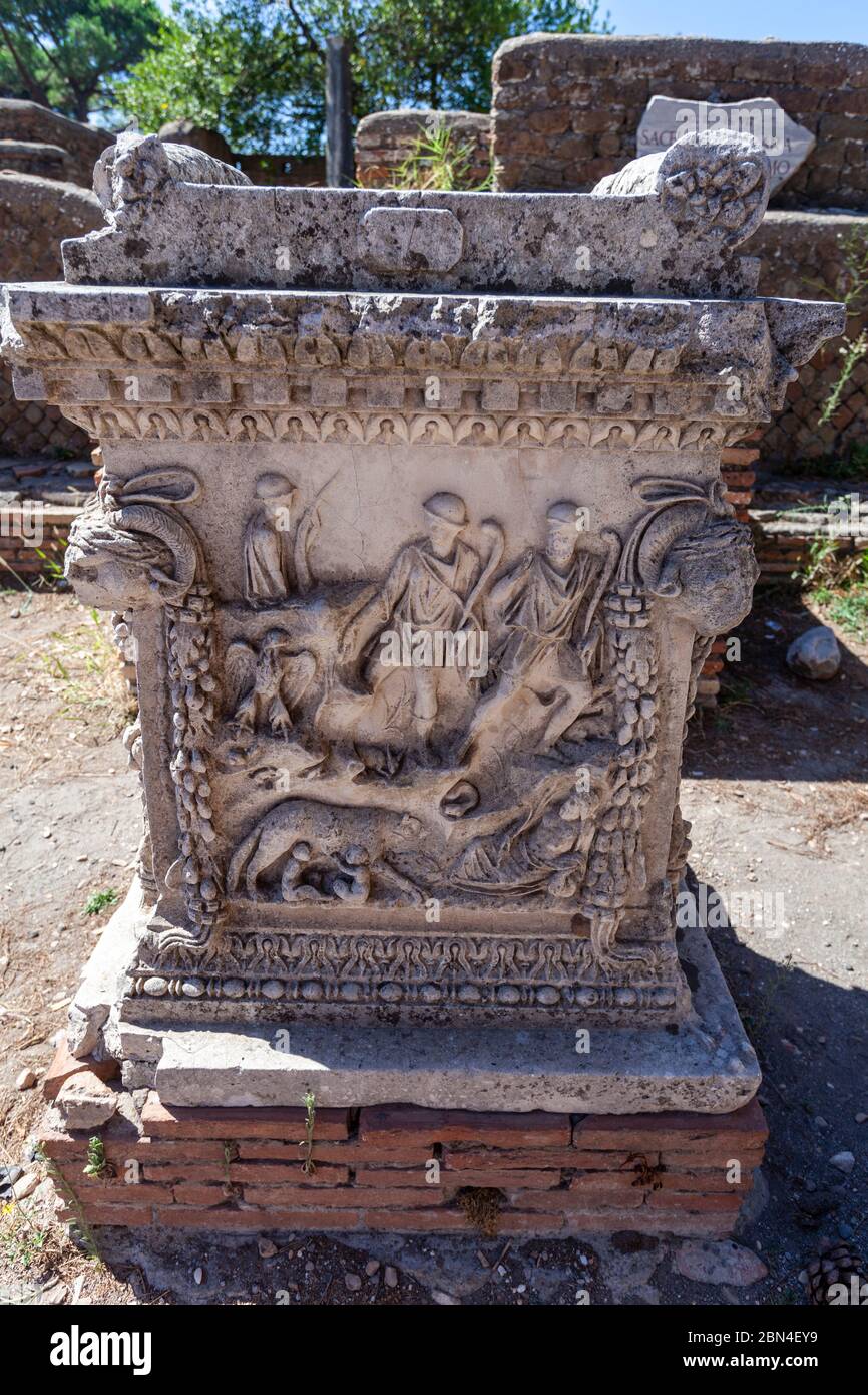 Colonna in marmo del Teatro di Ostia, anfiteatro romano, Ostia Antica, Ostia, Italia Foto Stock