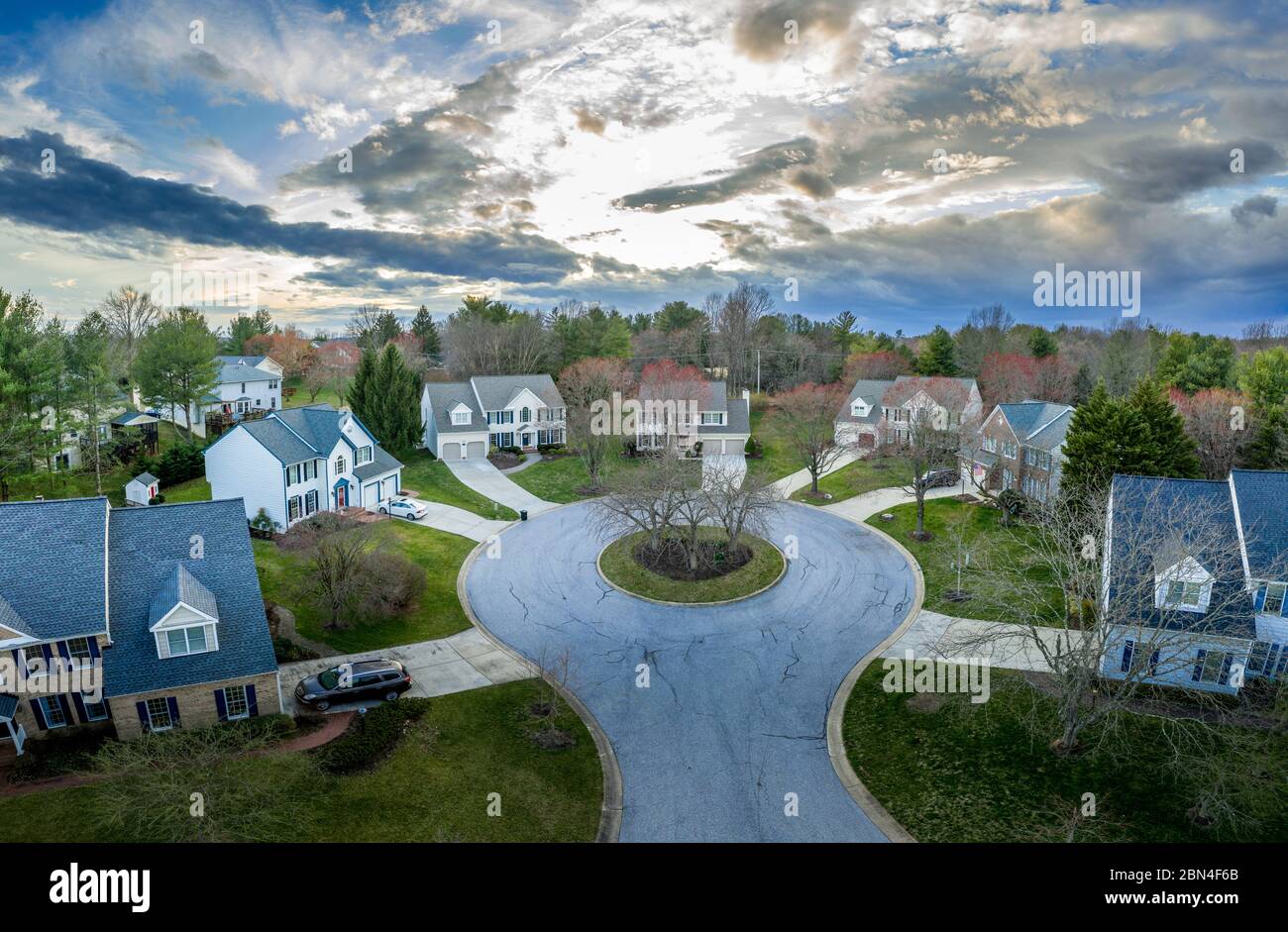 Tipica strada americana senza uscita cul-de-sac quartiere con singole case di famiglia nella costa orientale con cielo drammatico Foto Stock