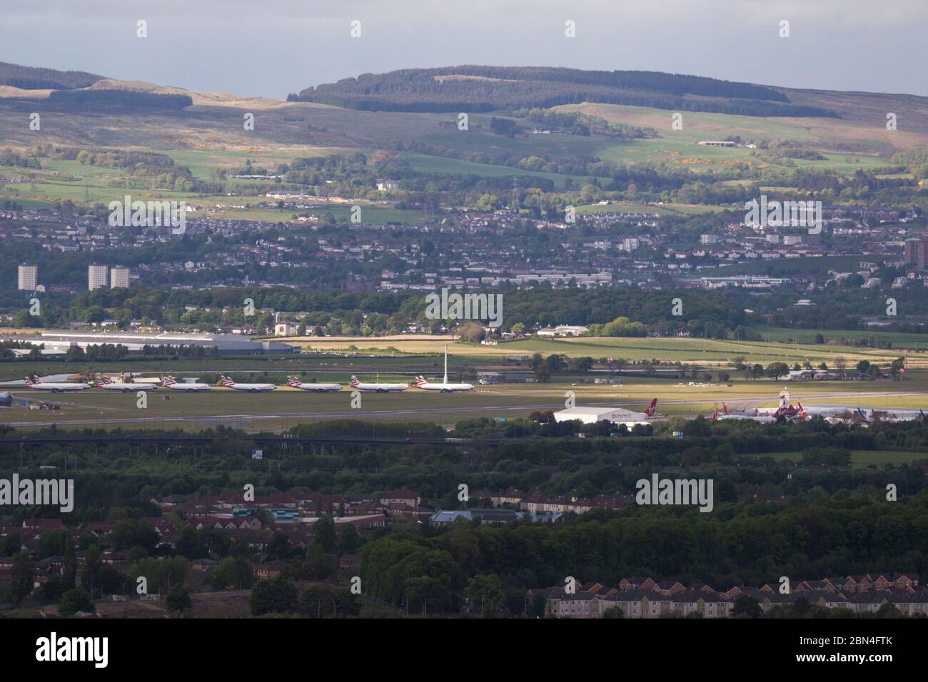 Glasgow, Regno Unito. 12 maggio 2020. Nella foto: Teleobiettivo vista dell'aeroporto di Glasgow. British Airways aerei ancora a terra a causa della crisi in corso di coronavirus con l'estesa blocco che ha portato British Airways a licenziare oltre 12,000 del suo personale in rovina per risparmiare denaro o rischiare di andare busto. Credit: Colin Fisher/Alamy Live News Foto Stock