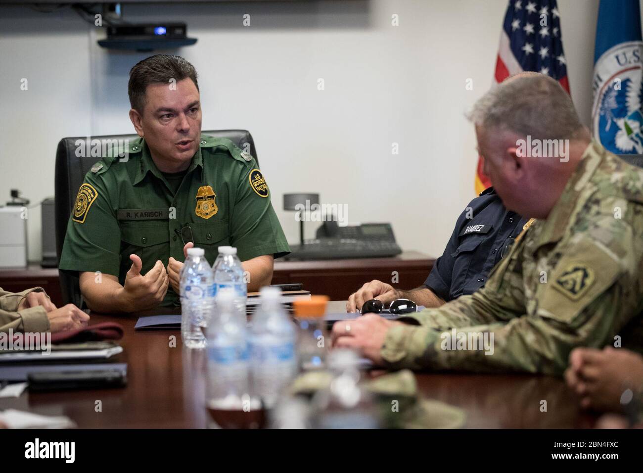 Il capo agente di pattuglia di frontiera Rodolfo Karisch discute l'operazione Faithful Patriot con i funzionari dell'esercito degli Stati Uniti e altri funzionari di dogana e protezione di frontiera all'Arizona di JT-W il 5 novembre 2018. L'esercito degli Stati Uniti Nord è distribuito al confine sud-occidentale sotto l'autorità del comando nordico degli Stati Uniti per sostenere il Dipartimento di sicurezza interna e la missione della dogana e della protezione del confine per assicurare il confine. Foto Stock