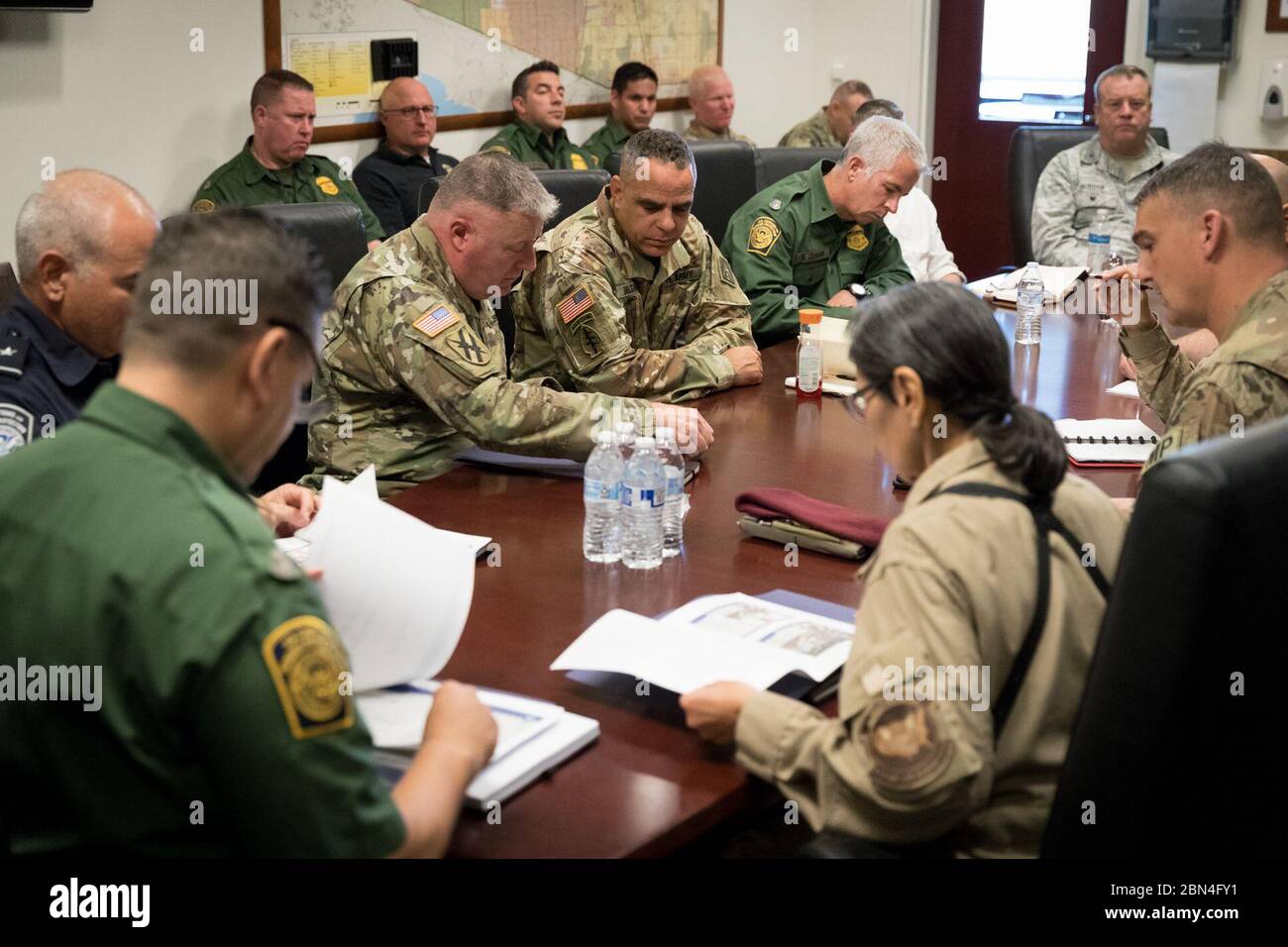 Il 5 novembre 2018, i funzionari della U.S. Customs and Border Protection (CBP) e del U.S. Army North si incontrarono a JT-W Arizona per discutere dell'operazione Faithful Patriot. L'operazione è stata progettata per aiutare il Dipartimento di sicurezza interna a proteggere il confine sud-occidentale degli Stati Uniti attraverso il supporto militare e le misure di sicurezza delle frontiere. Foto Stock