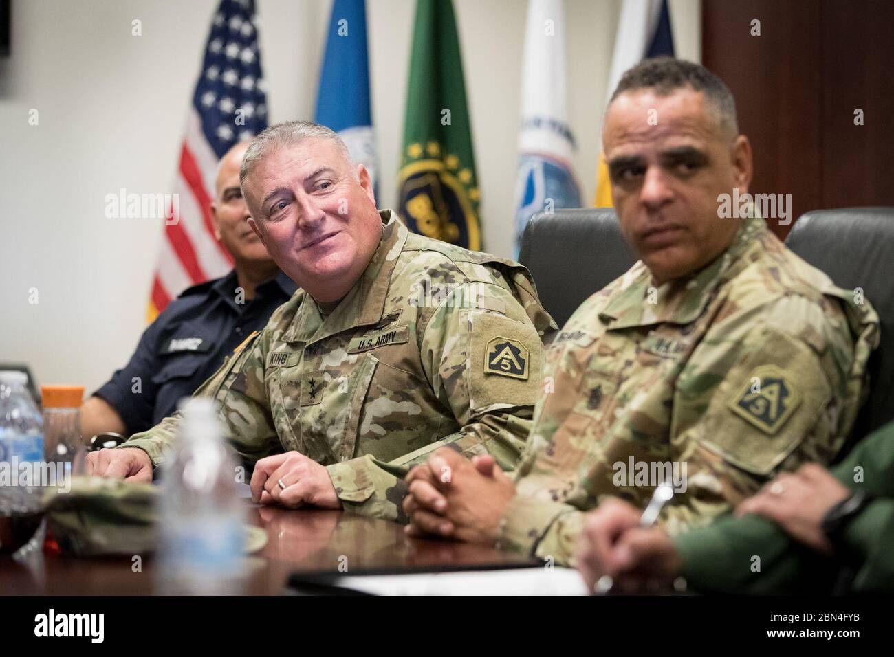 Il maggiore generale dell'esercito statunitense John King, comandante della Task Force-51, incontra la leadership delle dogane e della protezione dei confini degli Stati Uniti presso il JTF-W Arizona per discutere del supporto per la sicurezza del confine sud-occidentale. L'esercito americano nord è schierato sotto l'operazione Faithful Patriot per assistere il CBP. Foto Stock
