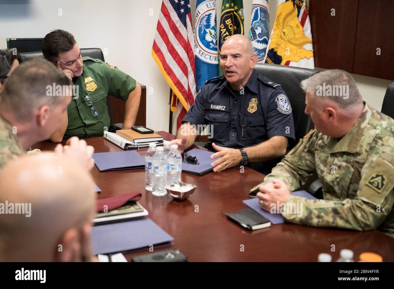 I funzionari della U.S. Customs and Border Protection e della U.S. Army North discutono dell'operazione Faithful Patriot al confine sud-occidentale in Arizona il 5 novembre 2018, concentrandosi sulle operazioni di sicurezza delle frontiere. Foto Stock