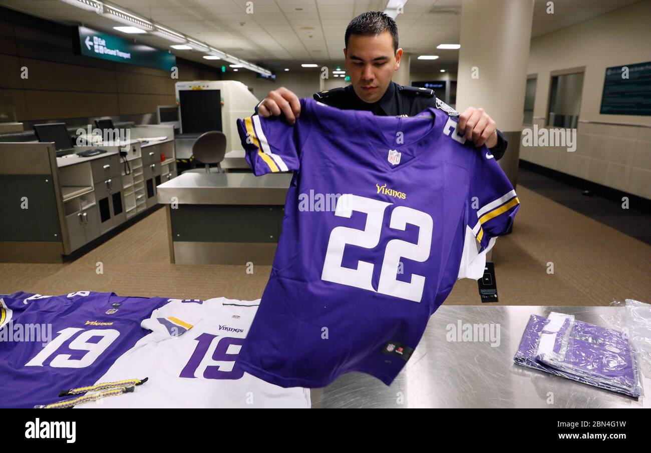 Il 31 gennaio 2018, la U.S. Customs and Border Protection di Minneapolis, Minnesota, presentò maglie contraffatte dei Minnesota Vikings che sono state recentemente confiscate. Il sequestro era parte degli sforzi per affrontare le violazioni della proprietà intellettuale prima del Super Bowl LII. Foto Stock Il 31 gennaio 2018, la U.S. Customs and Border Protection di Minneapolis, Minnesota, presentò maglie contraffatte dei Minnesota Vikings che sono state recentemente confiscate. Il sequestro era parte degli sforzi per affrontare le violazioni della proprietà intellettuale prima del Super Bowl LII. Foto Stock