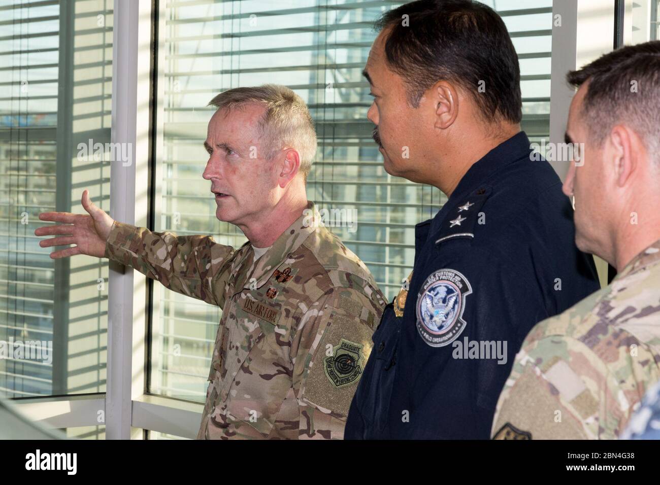 U.S. Air Force General Terrence J. o'Shaughnessy, Commander, United States Northern Command e North American Aerospace Defense Command (USNORTHCOM) fa un giro al porto di San Ysidro con Pete Flores, Direttore Field Operations San Diego, Hunter Davis, Direttore Air and Marine Operations San Diego, Rodney Scott, Agente Patrol capo settore San Diego e tenente dell'esercito degli Stati Uniti generale Jeffrey Buchanan. L'esercito degli Stati Uniti Nord è distribuito al confine sud-occidentale in supporto sotto l'autorità del comando nordico degli Stati Uniti per sostenere il Dipartimento di sicurezza interna e la dogana e protezione di confine del MIS Foto Stock