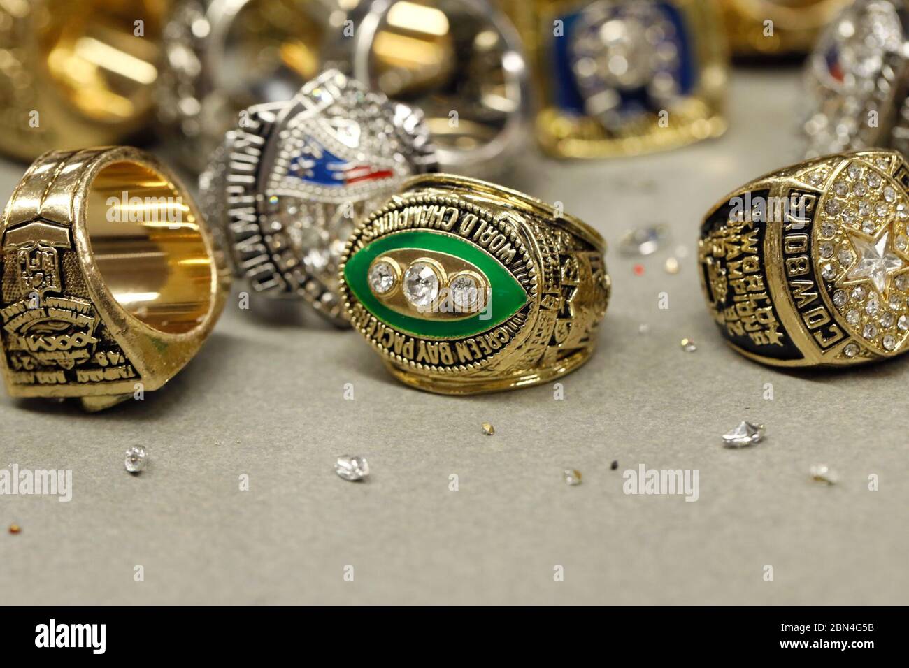 Recentemente contraffatte sequestrate Super Bowl ring giaceva su un tavolo in un U.S. Customs and Border Protection Office di operazioni sul campo facility in Minneapolis, Minn., Gennaio 31, 2018. Frammenti di broken-off fake gemme contribuire a dare via il elementi fraudolenti come ufficiali con l'agenzia sono state le spedizioni di intercettazione delle violazioni della proprietà intellettuale come Super Bowl LII approcci weekend U.S. Delle dogane e della protezione delle frontiere Foto Stock
